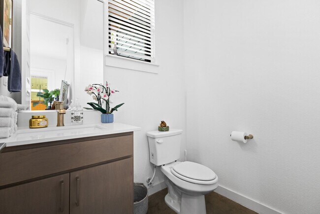 Building Photo - Charming Home Awaits: Spacious & Modern Living in a Prime Location