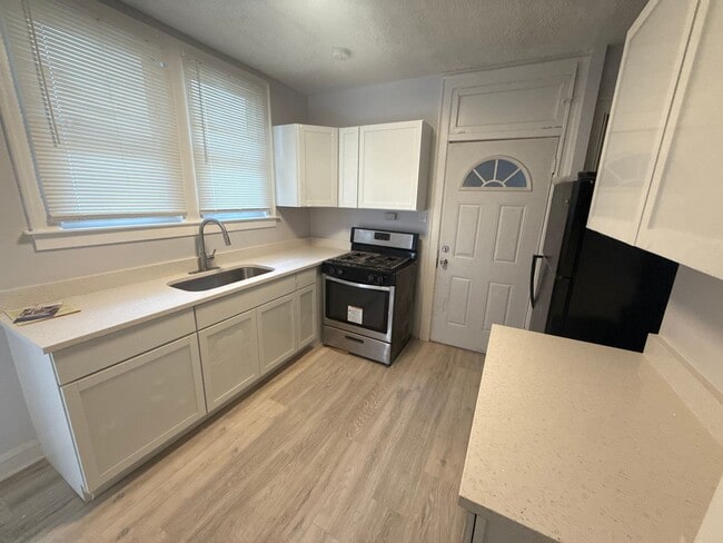 Building Photo - Available Now - Single Family House 5 Bedroom 2 Bath located in Roseland Area