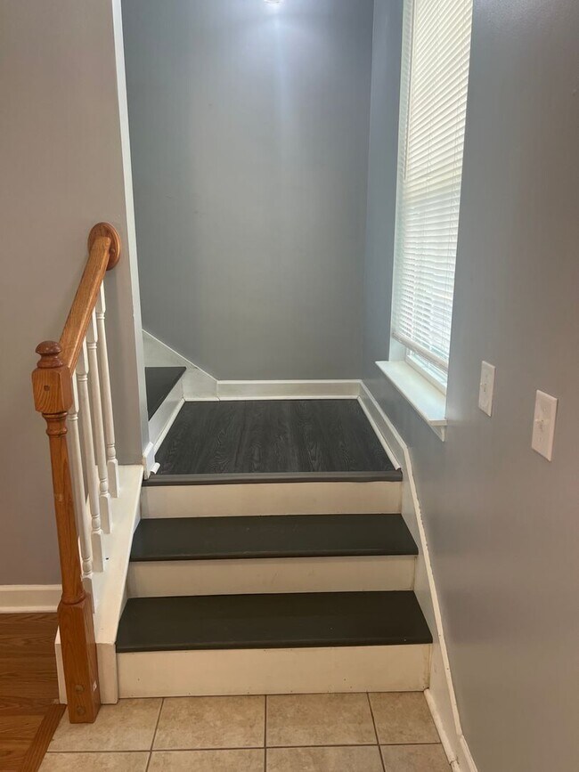 Building Photo - ** 1 Month Free Rent** Beautiful 3 Bedroom/ 2.5 Bath Unfurnished Townhouse in Wellstone!