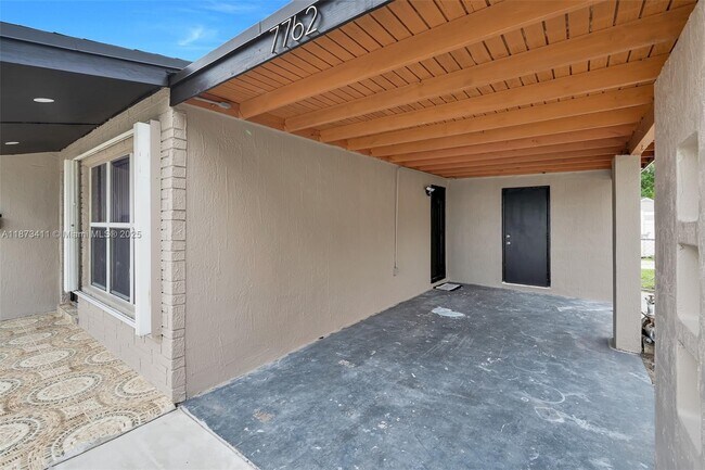 Building Photo - 7762 Plantation Blvd