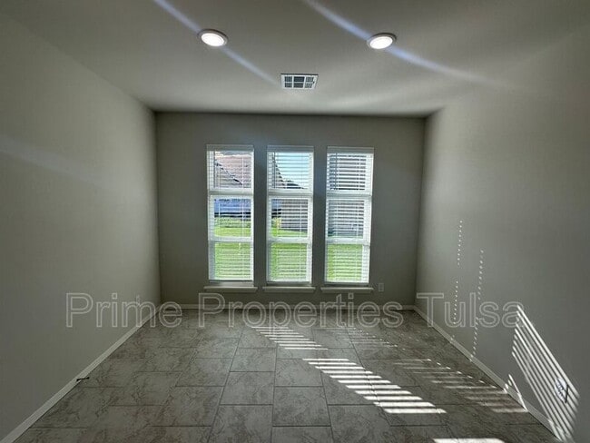 Building Photo - 13143 S 72nd E Ave