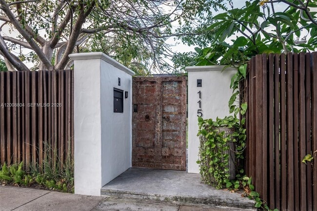 Building Photo - 115 SW 23rd Rd