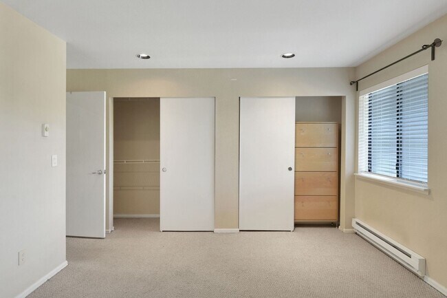 Building Photo - Your Sun-Drenched Redmond Retreat Awaits!