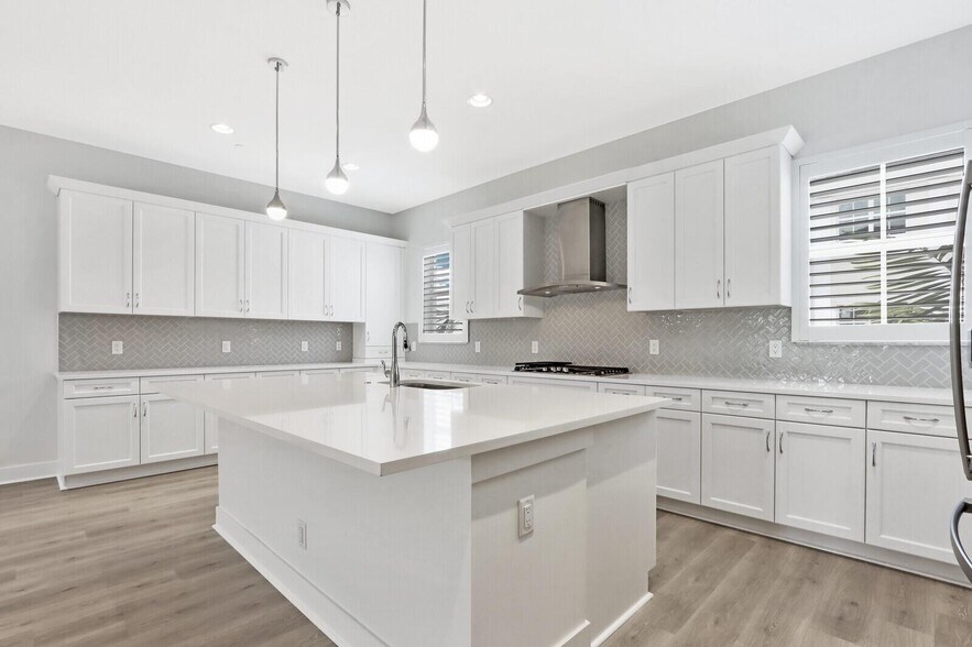 Building Photo - 12556 Gross Pointe Dr