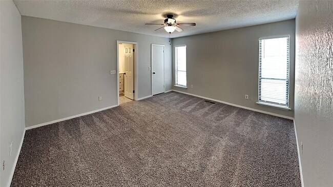 Building Photo - 10020 S Ross Ave