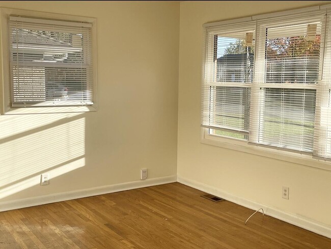 Building Photo - 1653 Brittany Ln