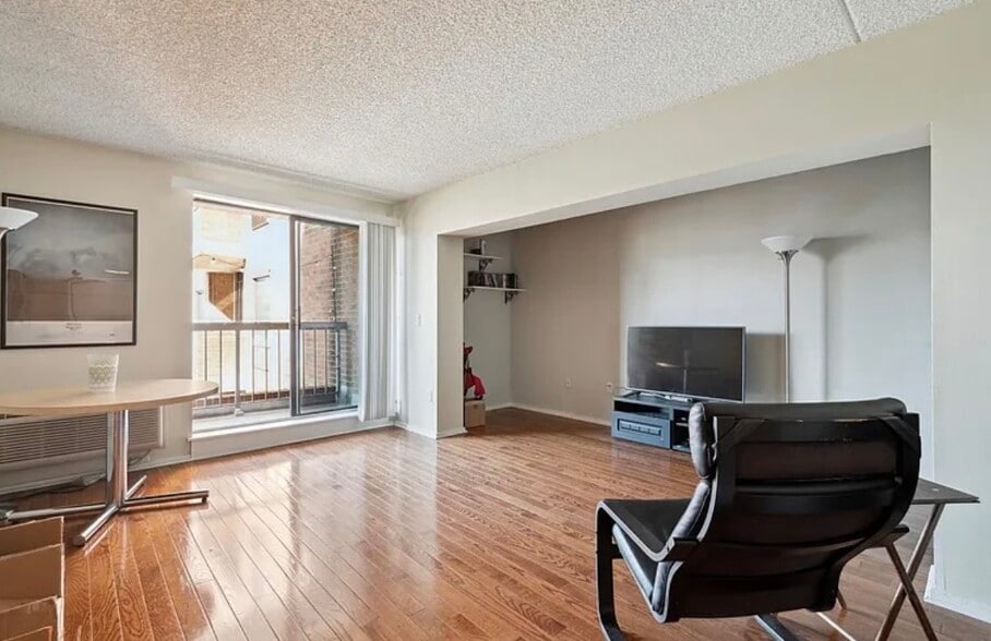 Hardwood floors - 530 S 2nd St