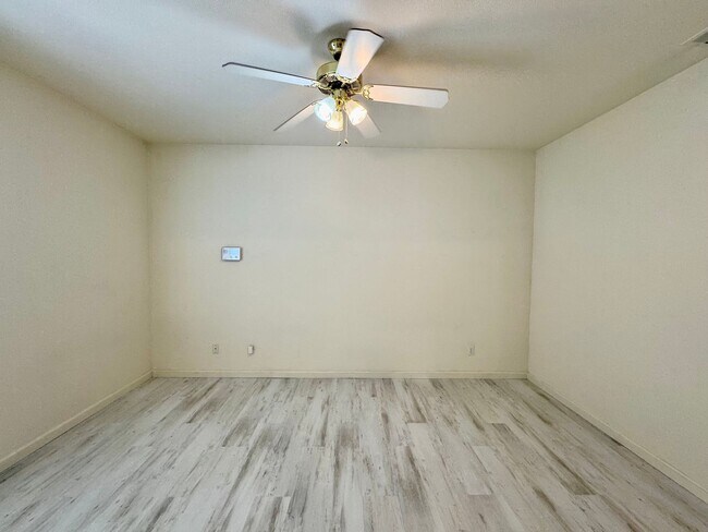 Building Photo - 915 Cardoza Rd