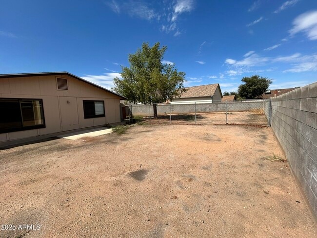 Building Photo - 523 N Los Feliz Dr