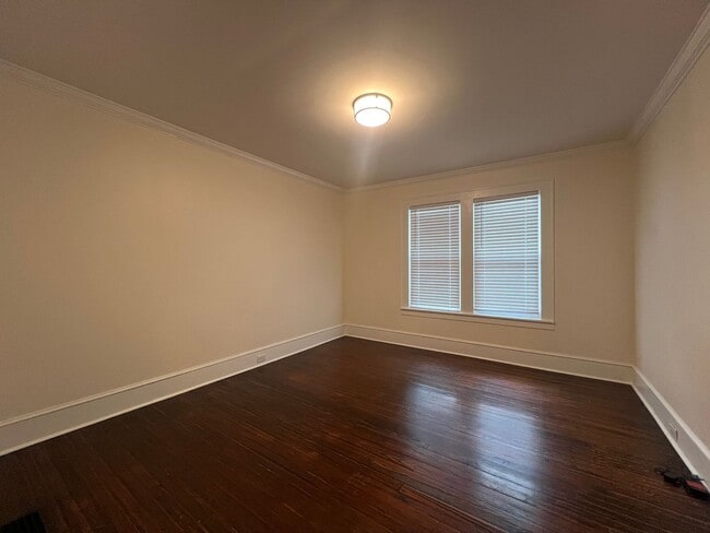 Building Photo - 2 bed and 1 bath house in Tree Streets Neigborhood.