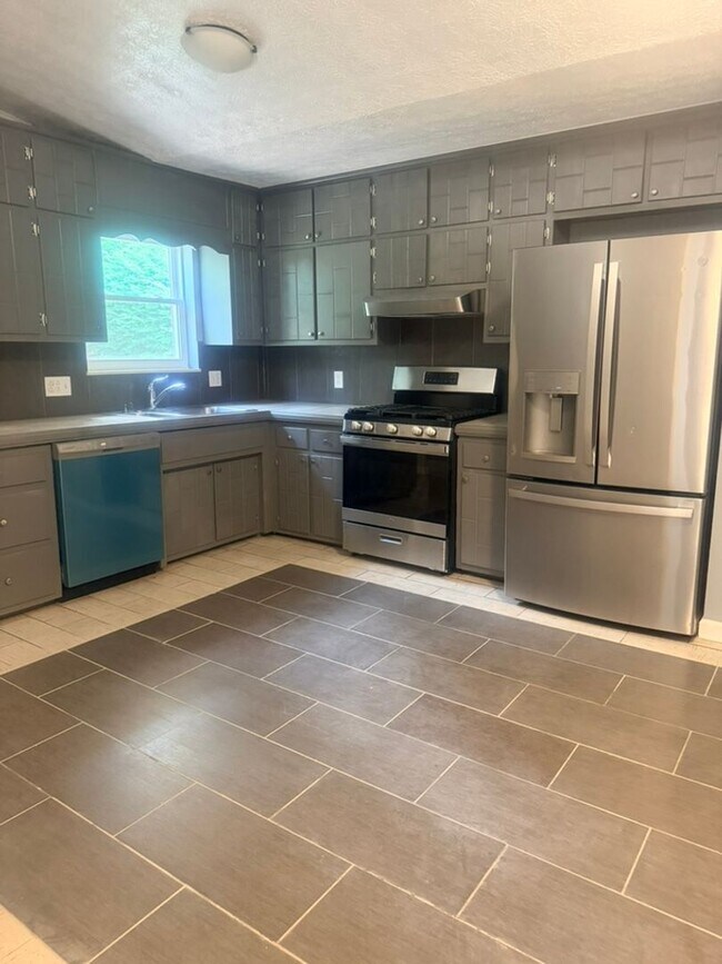 Building Photo - Spacious Maryville City Rental with Finished Basement & Lawn Care Included!