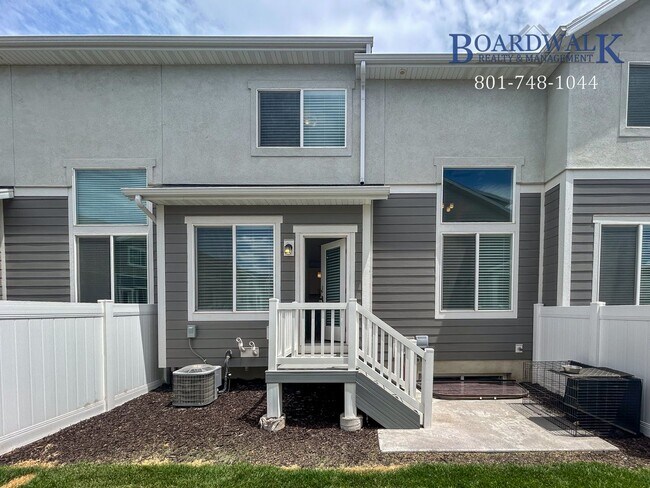 Building Photo - Spacious 3 bed in Quiet Community
