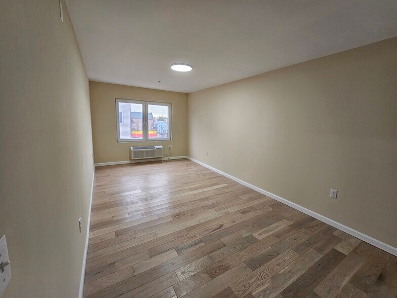 Building Photo - 158 6th St