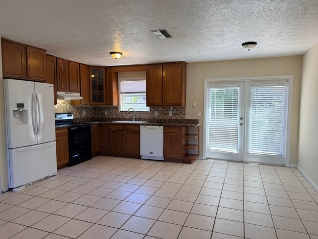 Building Photo - 3 bedroom 2 bath 1 Car Garage Single Family Home