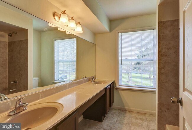 Building Photo - 302 Trinity Ct