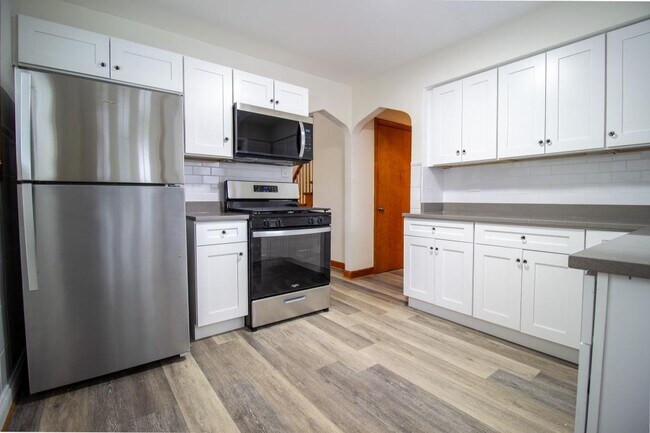 Building Photo - 212 E 142nd Pl