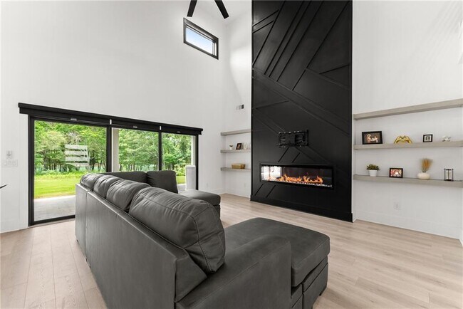 Building Photo - 151 S Pointe Dr