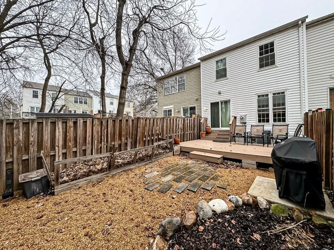 Building Photo - Light-filled and Spacious 3 Bed 2 Bath Tow...