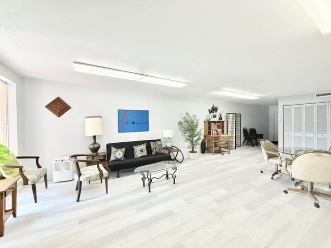 Building Photo - 445 32nd Ave N