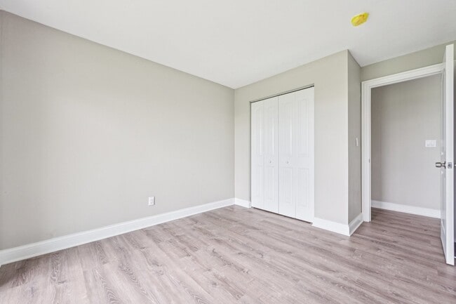 Building Photo - 1406 Busse Rd