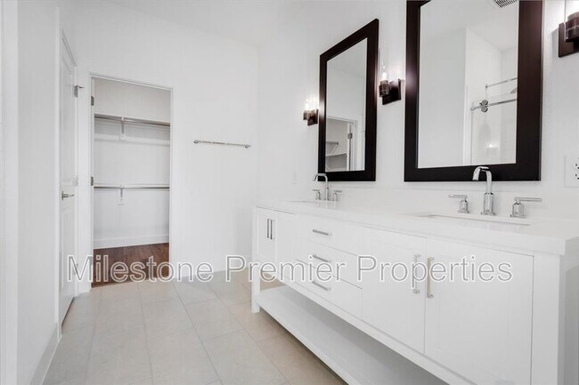 Building Photo - 820 Sunflower Trl