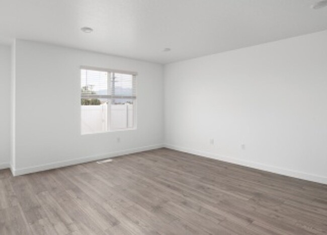 Building Photo - Like New 3 Bd 2.5 Bath Townhome