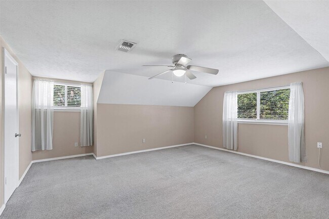 Building Photo - WELCOME TO OAK PARK ESTATES
