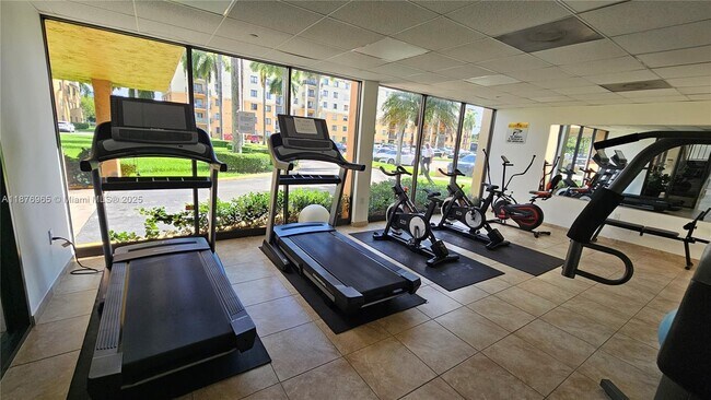 Building Photo - 9320 Fontainebleau Blvd