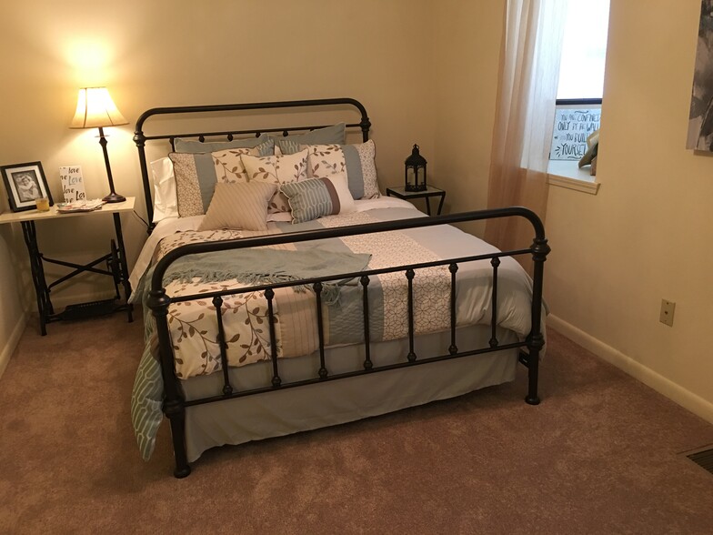 Rooms can fit a king or queen sized beds - 118 Michael Dr