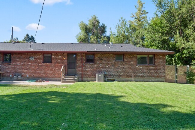 Building Photo - 505 W Ivanhoe Rd