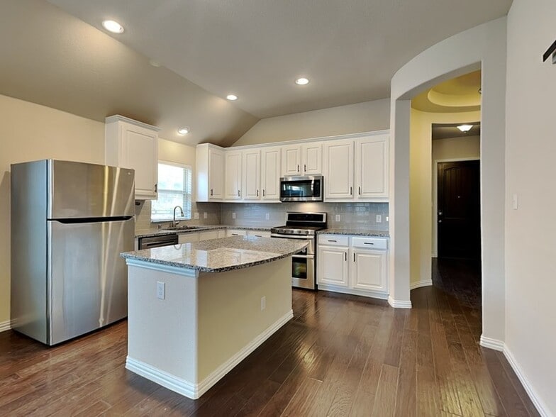 Building Photo - 816 Water Garden Cir