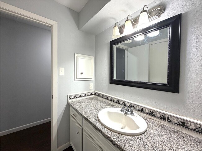 Building Photo - 1806 Airline Dr