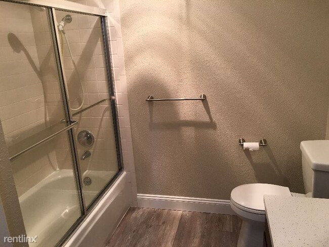 Building Photo - 930 Mission Rd