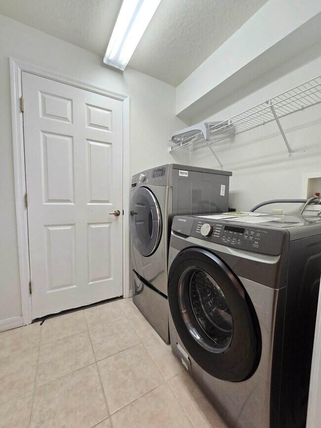 Building Photo - Waterfront home for RENT! 4 bed/2.5 bath