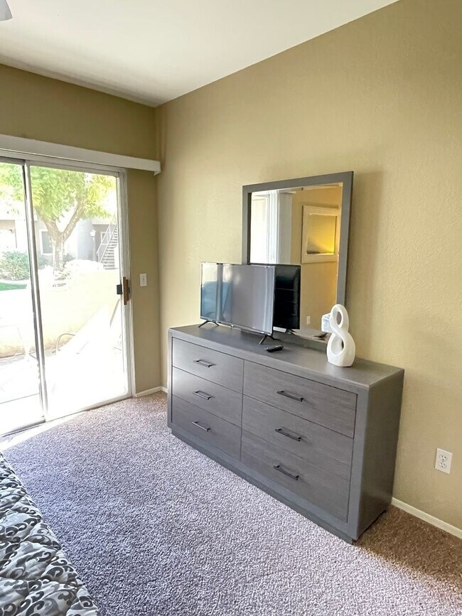 Building Photo - 1 Bedroom/1 Bath community pool Great Scottsdale location.