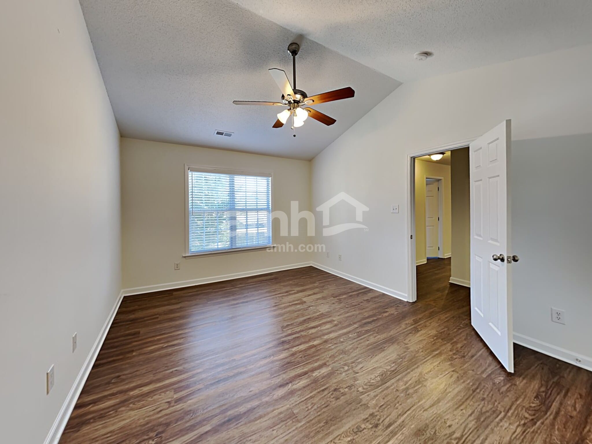 Building Photo - 241 Pinecroft Dr