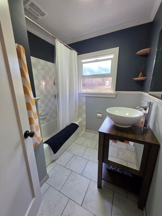 Building Photo - Charming Charleston Classic close to PSNS!