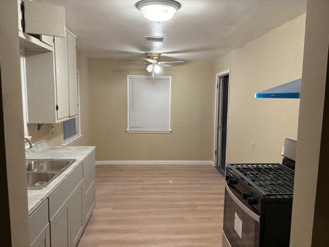 Building Photo - 607 Linda Vista Dr