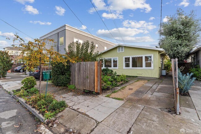 Building Photo - 689 43rd St