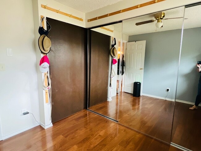 Building Photo - Beautiful yard, 3 bedroom 1 bath rambler i...