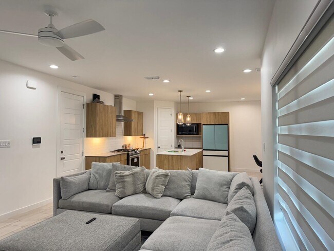 Building Photo - 216 Deer Path Lp