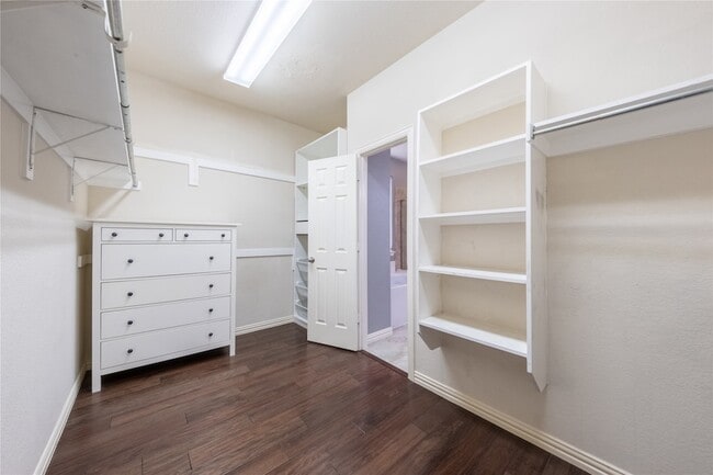 Building Photo - 2432 Greenbrook Dr