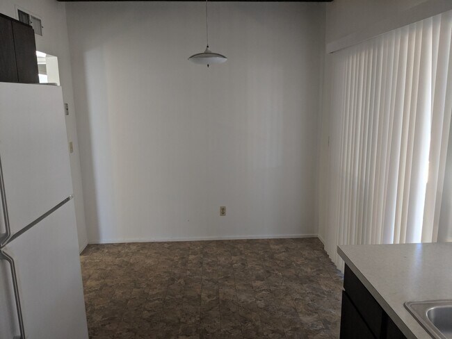 Building Photo - R424