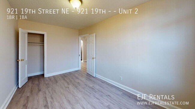 Building Photo - 921 19th St NE