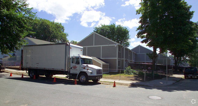 Building Photo - Liberty Hill Town Houses