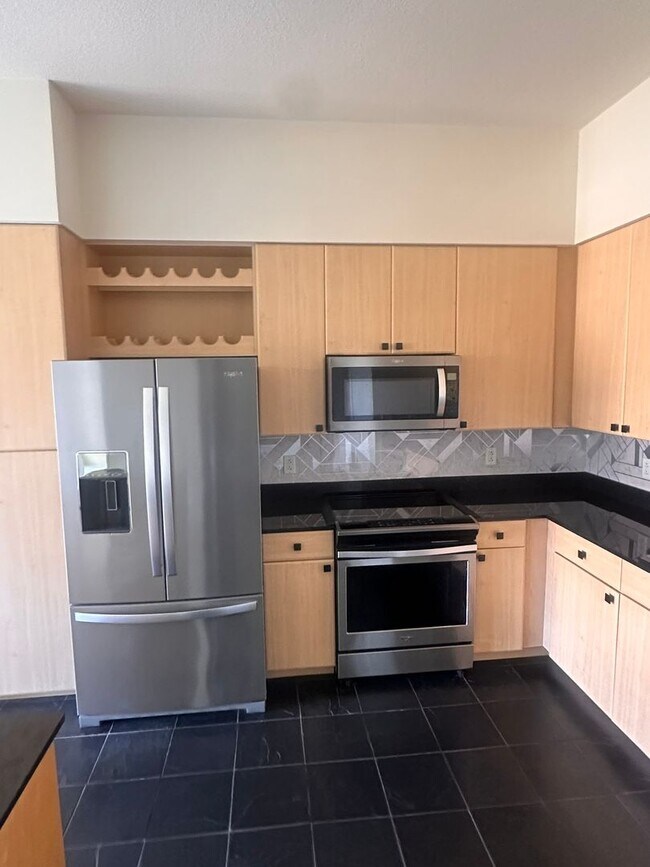 Building Photo - 1BR High-Rise with Balcony & Views