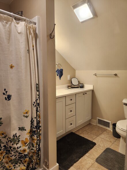Bath 1 - 454 W Wisconsin Ave