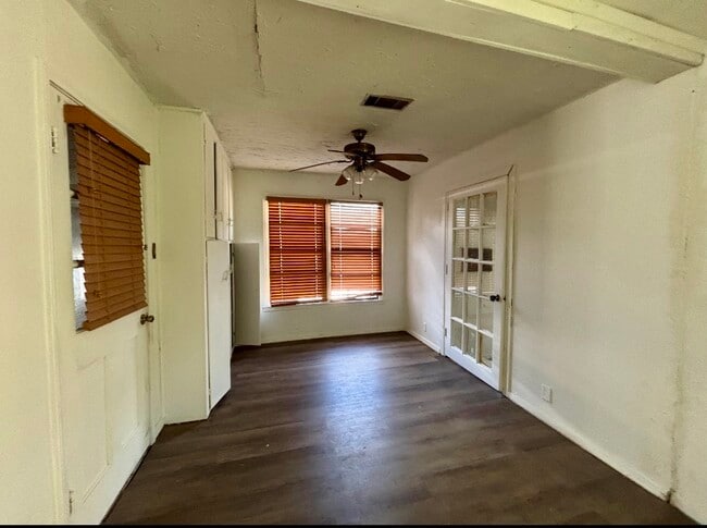 Building Photo - 612 Winding Way St