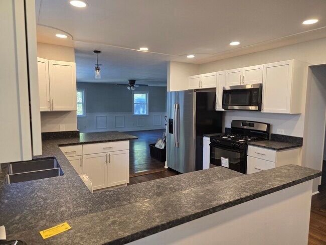 Building Photo - 4 Acorn Ln