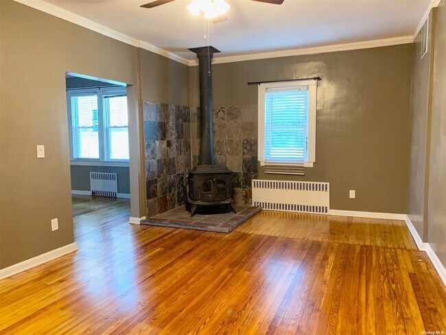 Building Photo - 571 Mineola Ave